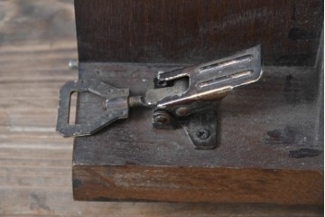 アメリカビンテージ　アメリカンカントリー　上品な装飾が魅力的なエクステンションテーブル　(R-081175)