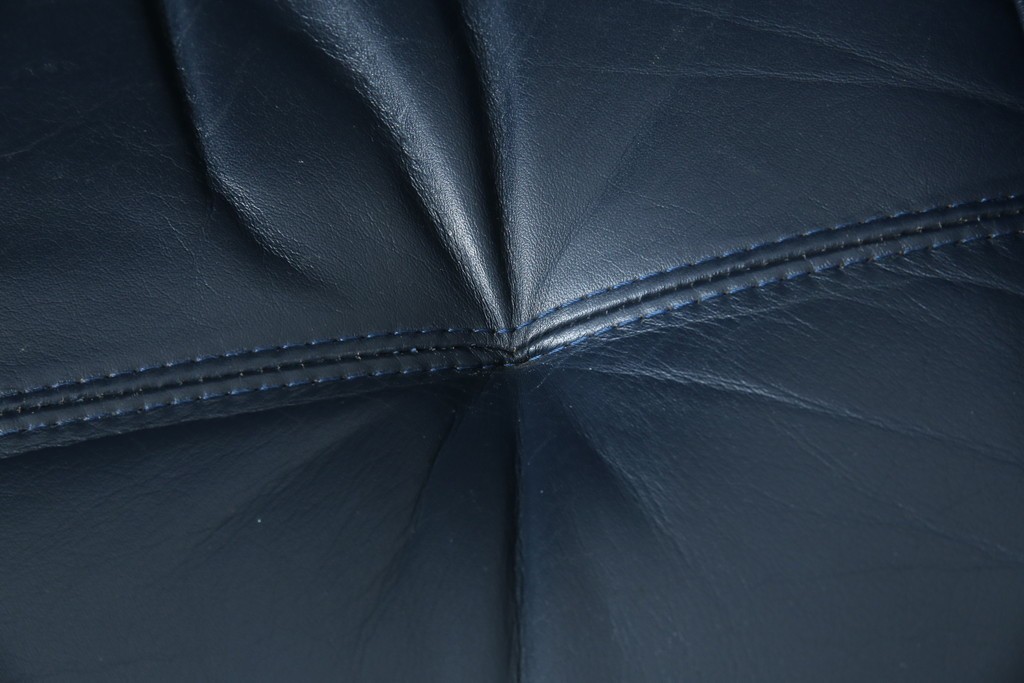 和製ビンテージ　maruni(マルニ木工)　オールドマルニ　本革(レザー)　優雅な寛ぎの時間を演出するリクライニングチェアとオットマンのセット　(R-081177)