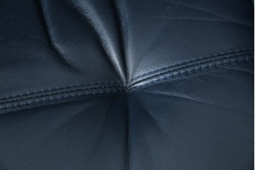 和製ビンテージ　maruni(マルニ木工)　オールドマルニ　本革(レザー)　優雅な寛ぎの時間を演出するリクライニングチェアとオットマンのセット　(R-081177)