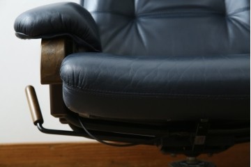 和製ビンテージ　maruni(マルニ木工)　オールドマルニ　本革(レザー)　優雅な寛ぎの時間を演出するリクライニングチェアとオットマンのセット　(R-081177)