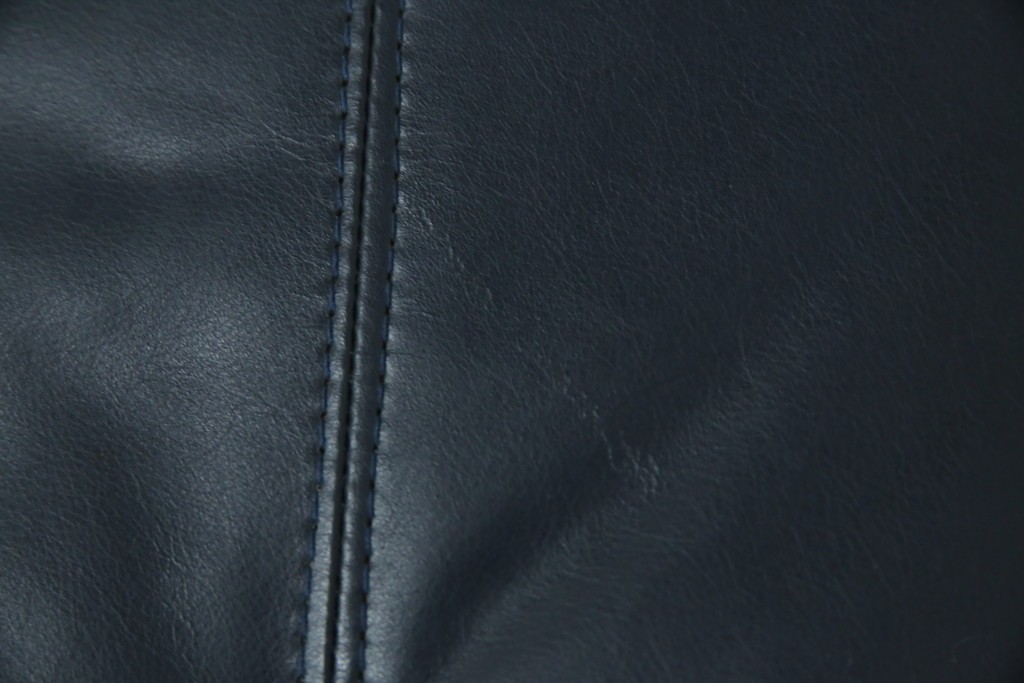 和製ビンテージ　maruni(マルニ木工)　オールドマルニ　本革(レザー)　優雅な寛ぎの時間を演出するリクライニングチェアとオットマンのセット　(R-081177)