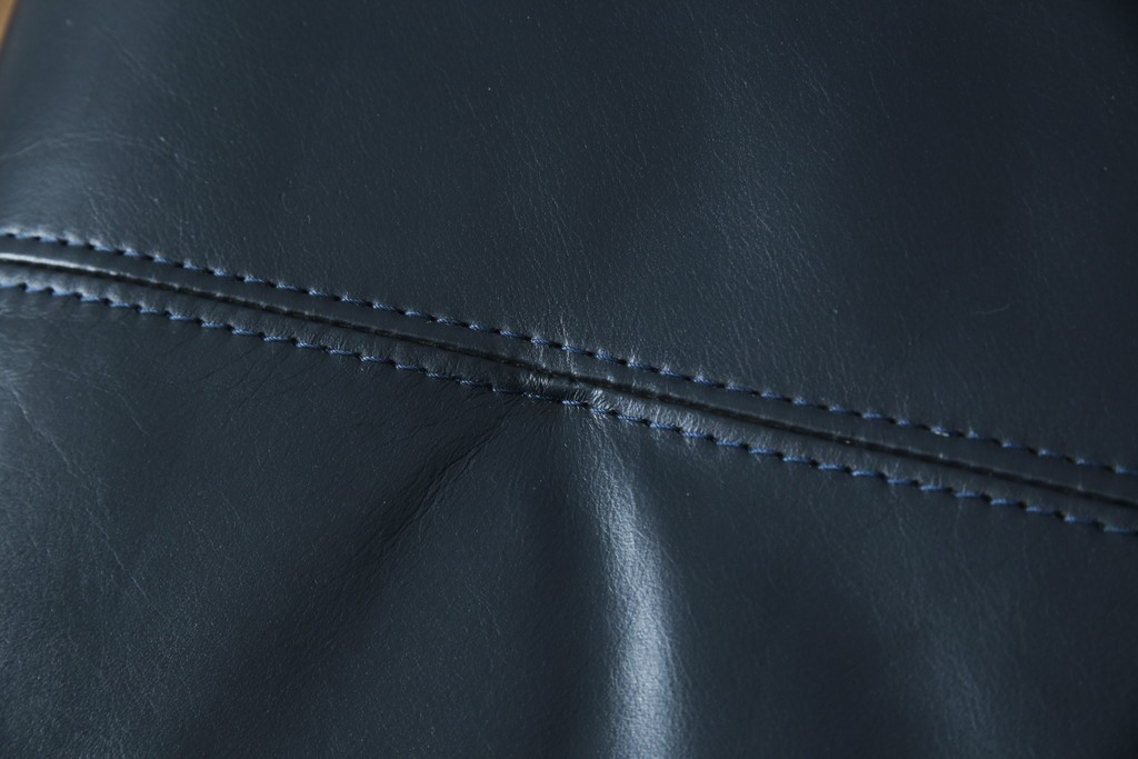 和製ビンテージ　maruni(マルニ木工)　オールドマルニ　本革(レザー)　優雅な寛ぎの時間を演出するリクライニングチェアとオットマンのセット　(R-081177)