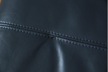 和製ビンテージ　maruni(マルニ木工)　オールドマルニ　本革(レザー)　優雅な寛ぎの時間を演出するリクライニングチェアとオットマンのセット　(R-081177)