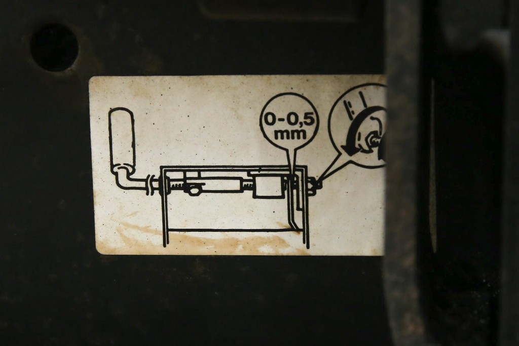 和製ビンテージ　maruni(マルニ木工)　オールドマルニ　本革(レザー)　優雅な寛ぎの時間を演出するリクライニングチェアとオットマンのセット　(R-081177)