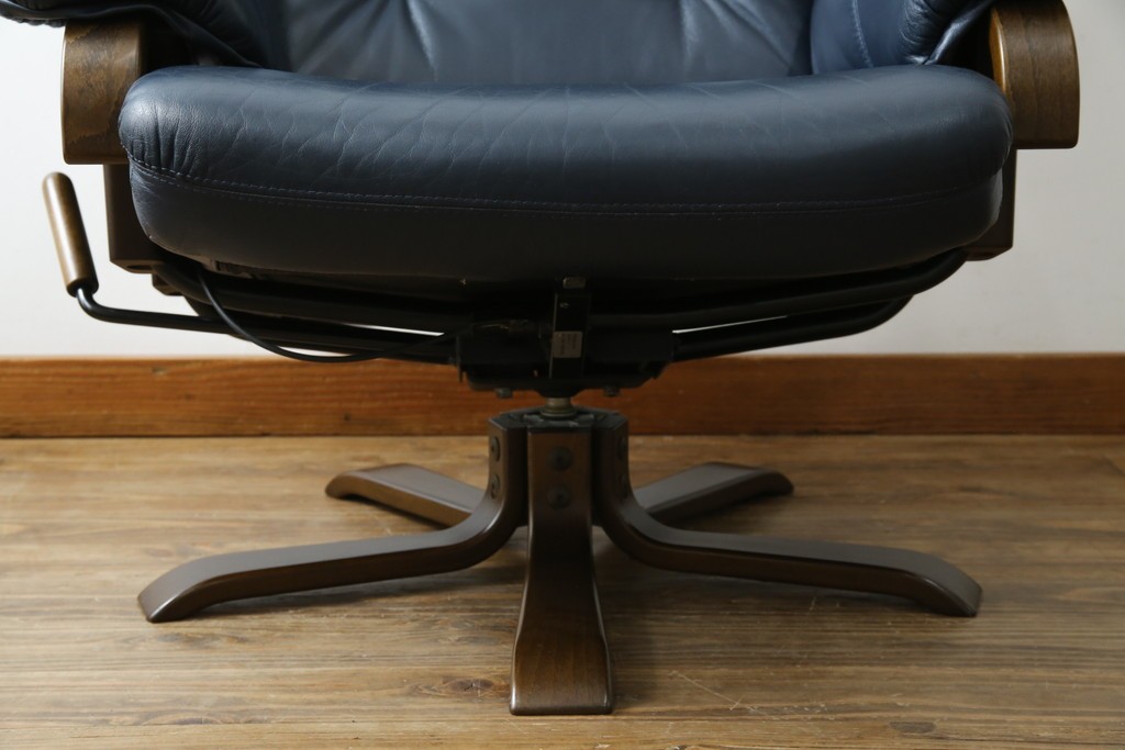 和製ビンテージ　maruni(マルニ木工)　オールドマルニ　本革(レザー)　優雅な寛ぎの時間を演出するリクライニングチェアとオットマンのセット　(R-081177)