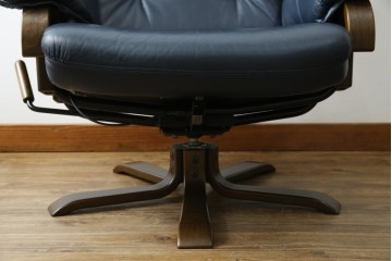 和製ビンテージ　maruni(マルニ木工)　オールドマルニ　本革(レザー)　優雅な寛ぎの時間を演出するリクライニングチェアとオットマンのセット　(R-081177)