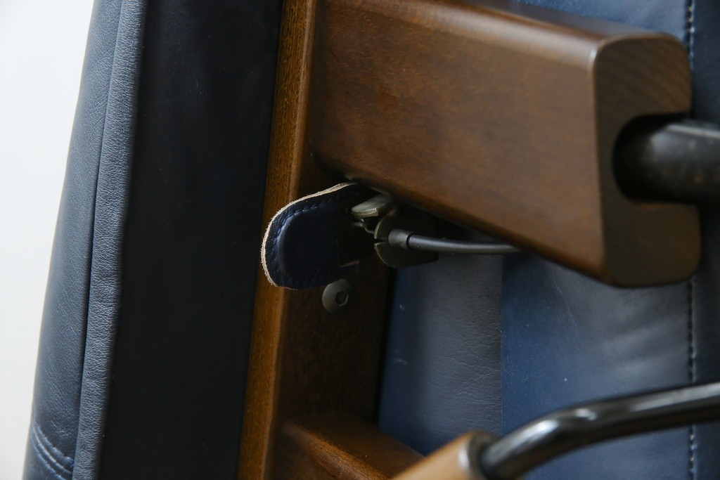 和製ビンテージ　maruni(マルニ木工)　オールドマルニ　本革(レザー)　優雅な寛ぎの時間を演出するリクライニングチェアとオットマンのセット　(R-081177)