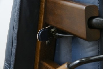 和製ビンテージ　maruni(マルニ木工)　オールドマルニ　本革(レザー)　優雅な寛ぎの時間を演出するリクライニングチェアとオットマンのセット　(R-081177)