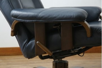 和製ビンテージ　maruni(マルニ木工)　オールドマルニ　本革(レザー)　優雅な寛ぎの時間を演出するリクライニングチェアとオットマンのセット　(R-081177)