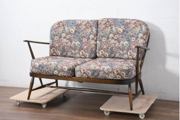中古　美品　ERCOL(アーコール)　温かみのある色合いの花柄ファブリックが上品な2人掛けソファ(アームソファ、2Pソファ、二人掛け、英国、北欧)(R-081187)