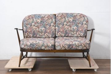 中古　美品　ERCOL(アーコール)　温かみのある色合いの花柄ファブリックが上品な2人掛けソファ(アームソファ、2Pソファ、二人掛け、英国、北欧)(R-081187)