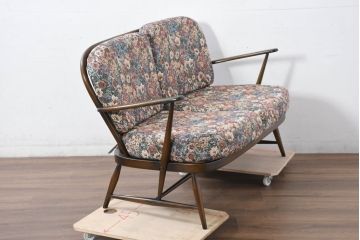 中古　美品　ERCOL(アーコール)　温かみのある色合いの花柄ファブリックが上品な2人掛けソファ(アームソファ、2Pソファ、二人掛け、英国、北欧)(R-081187)