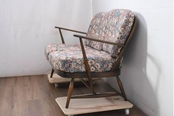 中古　美品　ERCOL(アーコール)　温かみのある色合いの花柄ファブリックが上品な2人掛けソファ(アームソファ、2Pソファ、二人掛け、英国、北欧)(R-081187)