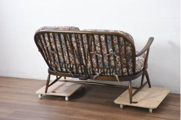 中古　美品　ERCOL(アーコール)　温かみのある色合いの花柄ファブリックが上品な2人掛けソファ(アームソファ、2Pソファ、二人掛け、英国、北欧)(R-081187)
