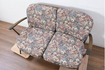 中古　美品　ERCOL(アーコール)　温かみのある色合いの花柄ファブリックが上品な2人掛けソファ(アームソファ、2Pソファ、二人掛け、英国、北欧)(R-081187)