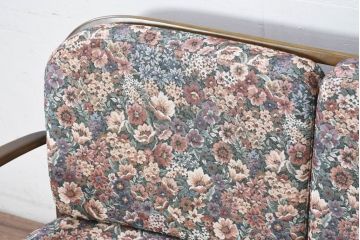 中古　美品　ERCOL(アーコール)　温かみのある色合いの花柄ファブリックが上品な2人掛けソファ(アームソファ、2Pソファ、二人掛け、英国、北欧)(R-081187)