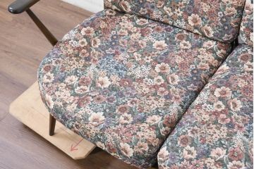 中古　美品　ERCOL(アーコール)　温かみのある色合いの花柄ファブリックが上品な2人掛けソファ(アームソファ、2Pソファ、二人掛け、英国、北欧)(R-081187)