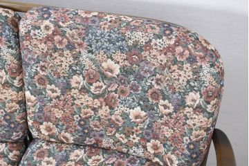 中古　美品　ERCOL(アーコール)　温かみのある色合いの花柄ファブリックが上品な2人掛けソファ(アームソファ、2Pソファ、二人掛け、英国、北欧)(R-081187)