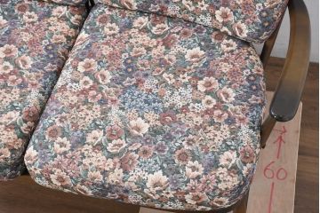 中古　美品　ERCOL(アーコール)　温かみのある色合いの花柄ファブリックが上品な2人掛けソファ(アームソファ、2Pソファ、二人掛け、英国、北欧)(R-081187)