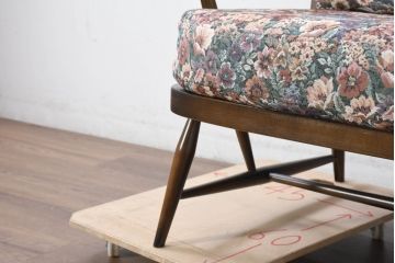 中古　美品　ERCOL(アーコール)　温かみのある色合いの花柄ファブリックが上品な2人掛けソファ(アームソファ、2Pソファ、二人掛け、英国、北欧)(R-081187)