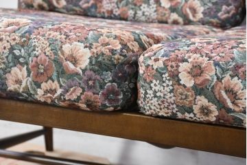 中古　美品　ERCOL(アーコール)　温かみのある色合いの花柄ファブリックが上品な2人掛けソファ(アームソファ、2Pソファ、二人掛け、英国、北欧)(R-081187)