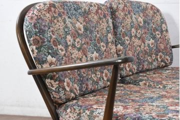 中古　美品　ERCOL(アーコール)　温かみのある色合いの花柄ファブリックが上品な2人掛けソファ(アームソファ、2Pソファ、二人掛け、英国、北欧)(R-081187)
