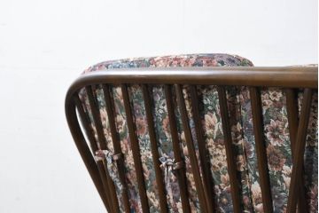 中古　美品　ERCOL(アーコール)　温かみのある色合いの花柄ファブリックが上品な2人掛けソファ(アームソファ、2Pソファ、二人掛け、英国、北欧)(R-081187)