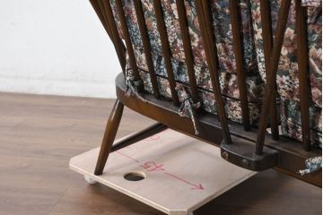 中古　美品　ERCOL(アーコール)　温かみのある色合いの花柄ファブリックが上品な2人掛けソファ(アームソファ、2Pソファ、二人掛け、英国、北欧)(R-081187)