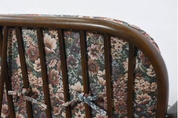 中古　美品　ERCOL(アーコール)　温かみのある色合いの花柄ファブリックが上品な2人掛けソファ(アームソファ、2Pソファ、二人掛け、英国、北欧)(R-081187)