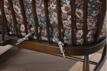 中古　美品　ERCOL(アーコール)　温かみのある色合いの花柄ファブリックが上品な2人掛けソファ(アームソファ、2Pソファ、二人掛け、英国、北欧)(R-081187)