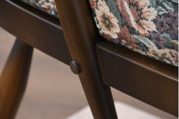 中古　美品　ERCOL(アーコール)　温かみのある色合いの花柄ファブリックが上品な2人掛けソファ(アームソファ、2Pソファ、二人掛け、英国、北欧)(R-081187)