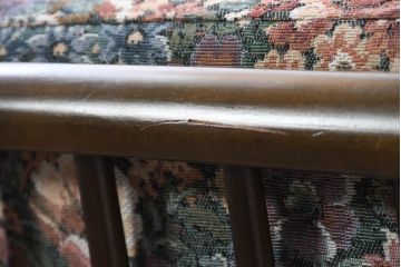 中古　美品　ERCOL(アーコール)　温かみのある色合いの花柄ファブリックが上品な2人掛けソファ(アームソファ、2Pソファ、二人掛け、英国、北欧)(R-081187)