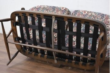 中古　美品　ERCOL(アーコール)　温かみのある色合いの花柄ファブリックが上品な2人掛けソファ(アームソファ、2Pソファ、二人掛け、英国、北欧)(R-081187)