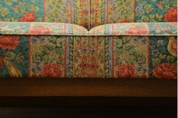 中古　美品　三越百貨店取り扱い　Brugge(ブルージュ)　オーク材　英国カントリースタイルのお部屋におすすめな2人掛けソファ(アームソファ、2Pソファ、二人掛け、ラブソファ)(定価約30万円)(R-081188)