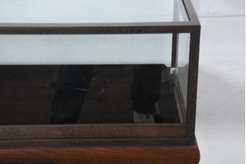 イタリアビンテージ　秀逸なデザイン　ローズウッド　ブラス(真鍮)フレーム　エンボス銅鉄の上品なショーケース(Gケース、ショーケース、ディスプレイケース、コレクションケース、飾り棚、陳列棚、収納棚、店舗什器、ヴィンテージ)(R-081189)