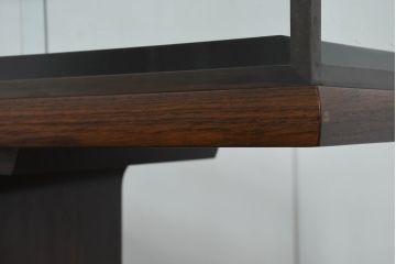 イタリアビンテージ　秀逸なデザイン　ローズウッド　ブラス(真鍮)フレーム　エンボス銅鉄の上品なショーケース(Gケース、ショーケース、ディスプレイケース、コレクションケース、飾り棚、陳列棚、収納棚、店舗什器、ヴィンテージ)(R-081189)