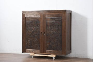 中古　軽井沢彫り　天板・脚(台輪)リメイク　牡丹の図　繊細な意匠が楽しめるサイドキャビネット(戸棚、収納棚、サイドボード)(R-081190)