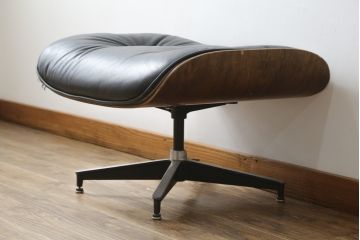 アメリカビンテージ　Hermanmiller(ハーマンミラー社)　ローズウッド材　チャールズ&レイ・イームズ　モダンで大人空間を演出するオットマン(フットスツール、椅子、イス、チェア、ヴィンテージ)(R-081199)