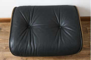 アメリカビンテージ　Hermanmiller(ハーマンミラー社)　ローズウッド材　チャールズ&レイ・イームズ　モダンで大人空間を演出するオットマン(フットスツール、椅子、イス、チェア、ヴィンテージ)(R-081199)