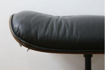 アメリカビンテージ　Hermanmiller(ハーマンミラー社)　ローズウッド材　チャールズ&レイ・イームズ　モダンで大人空間を演出するオットマン(フットスツール、椅子、イス、チェア、ヴィンテージ)(R-081199)
