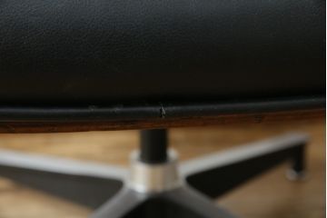 アメリカビンテージ　Hermanmiller(ハーマンミラー社)　ローズウッド材　チャールズ&レイ・イームズ　モダンで大人空間を演出するオットマン(フットスツール、椅子、イス、チェア、ヴィンテージ)(R-081199)