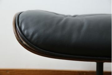 アメリカビンテージ　Hermanmiller(ハーマンミラー社)　ローズウッド材　チャールズ&レイ・イームズ　モダンで大人空間を演出するオットマン(フットスツール、椅子、イス、チェア、ヴィンテージ)(R-081199)
