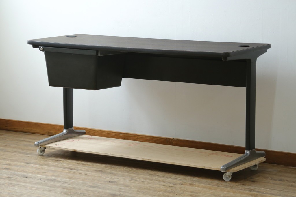 アメリカヴィンテージ　Hermanmiller(ハーマンミラー社)　アクション・オフィス(Action Office)　ロバート・プロプスト(Robert Propst)　ジョージ・ネルソン(George Nelson)　スタイリッシュなデザインが素敵なワークデスク　(R-081202)