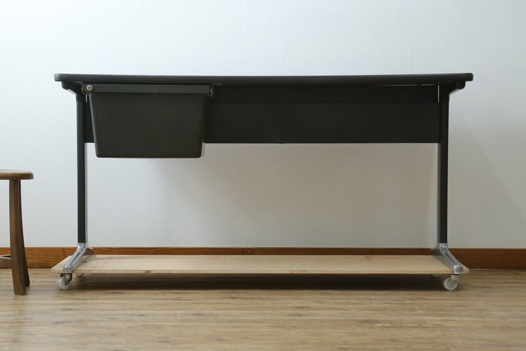 アメリカヴィンテージ　Hermanmiller(ハーマンミラー社)　アクション・オフィス(Action Office)　ロバート・プロプスト(Robert Propst)　ジョージ・ネルソン(George Nelson)　スタイリッシュなデザインが素敵なワークデスク　(R-081202)