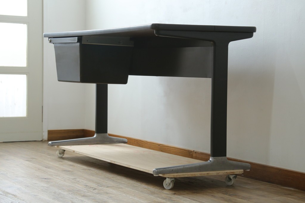 アメリカヴィンテージ　Hermanmiller(ハーマンミラー社)　アクション・オフィス(Action Office)　ロバート・プロプスト(Robert Propst)　ジョージ・ネルソン(George Nelson)　スタイリッシュなデザインが素敵なワークデスク　(R-081202)