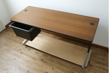 アメリカヴィンテージ　Hermanmiller(ハーマンミラー社)　アクション・オフィス(Action Office)　ロバート・プロプスト(Robert Propst)　ジョージ・ネルソン(George Nelson)　スタイリッシュなデザインが素敵なワークデスク　(R-081202)