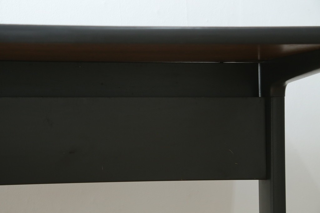 アメリカヴィンテージ　Hermanmiller(ハーマンミラー社)　アクション・オフィス(Action Office)　ロバート・プロプスト(Robert Propst)　ジョージ・ネルソン(George Nelson)　スタイリッシュなデザインが素敵なワークデスク　(R-081202)