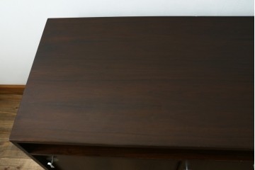 デンマークヴィンテージ　希少!!　France&Son(フランス&サン)　FINN JUHL(フィン・ユール)デザイン　Diplomat(ディプロマット)シリーズ　特徴的な引手のデザインが目を引くサイドボード　(R-081205)