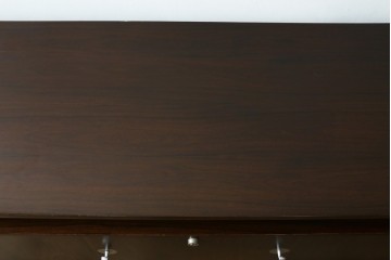 デンマークヴィンテージ　希少!!　France&Son(フランス&サン)　FINN JUHL(フィン・ユール)デザイン　Diplomat(ディプロマット)シリーズ　特徴的な引手のデザインが目を引くサイドボード　(R-081205)