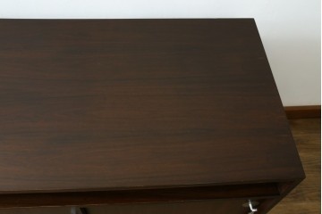 デンマークヴィンテージ　希少!!　France&Son(フランス&サン)　FINN JUHL(フィン・ユール)デザイン　Diplomat(ディプロマット)シリーズ　特徴的な引手のデザインが目を引くサイドボード　(R-081205)